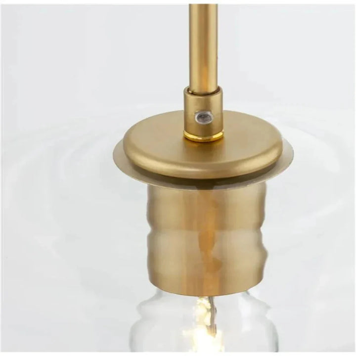 Elegancka lampa wisząca z diamentowym kloszem szklanym, mosiądz, retro design.