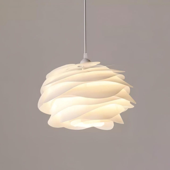 Dekoracyjna lampa wisząca z PVC, biała, kwiatowy design. Skandynawska, do sypialni.
