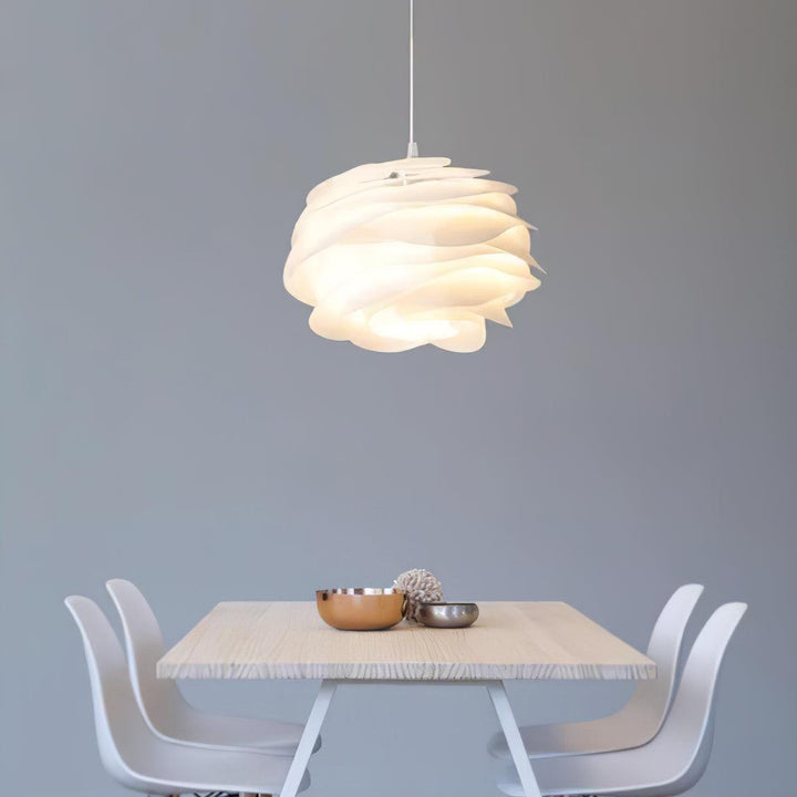 Kwiatowa lampa wisząca, biała, z PVC. Skandynawski design, idealna do pokoju dziecięcego.