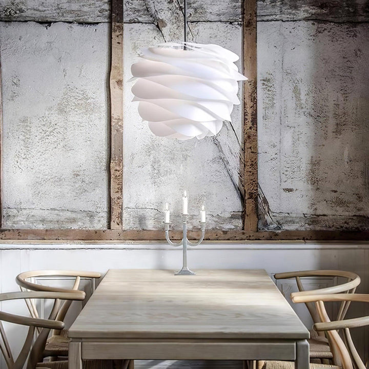 Minimalistyczna biała lampa wisząca skandynawska, kwiatowy wzór. Stworzy romantyczne wnętrze.