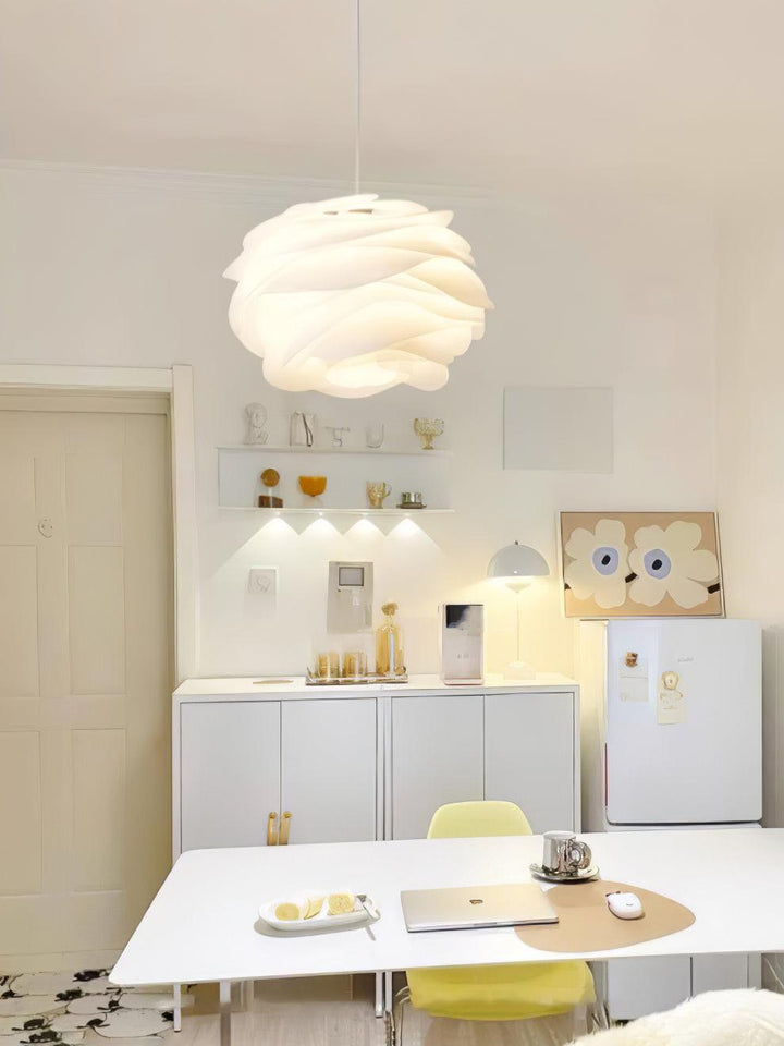 Biała lampa wisząca E27, kwiatowy design. Skandynawska, idealna do sypialni.