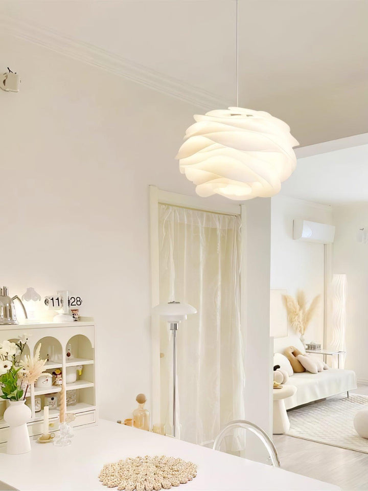 Lampa wisząca kwiatowa, biała, z PVC. Skandynawski akcent do jadalni.