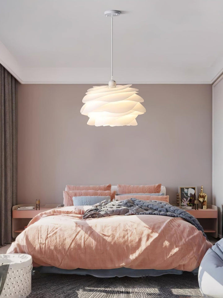 Romantyczna lampa wisząca kwiatowa, biała, E27. Skandynawski akcent do sypialni.