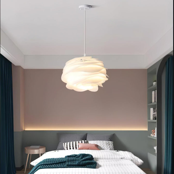 Elegancka biała lampa wisząca kwiatowa, styl skandynawski. Idealna do nowoczesnych wnętrz.