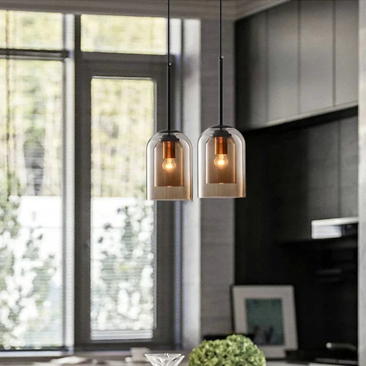 Skandynawska lampa wisząca, eleganckie oświetlenie z podwójnym szklanym kloszem, do salonu.
