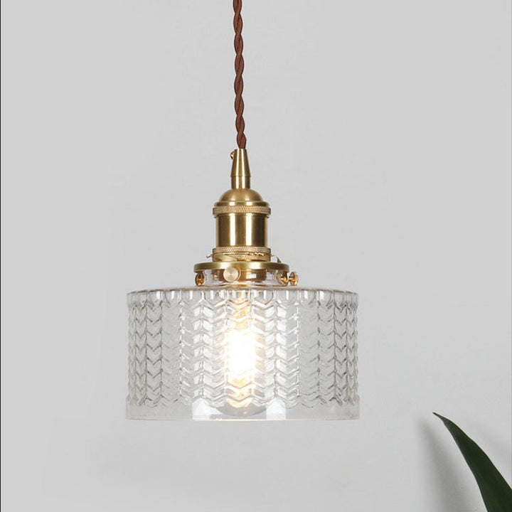 Teksturowany szklany klosz lampy wiszącej vintage. Mosiężne wykończenie. Idealne oświetlenie retro.