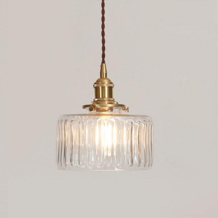 Unikalna lampa wisząca retro z teksturowanym kloszem szklanym. Mosiężne detale, oświetlenie design.