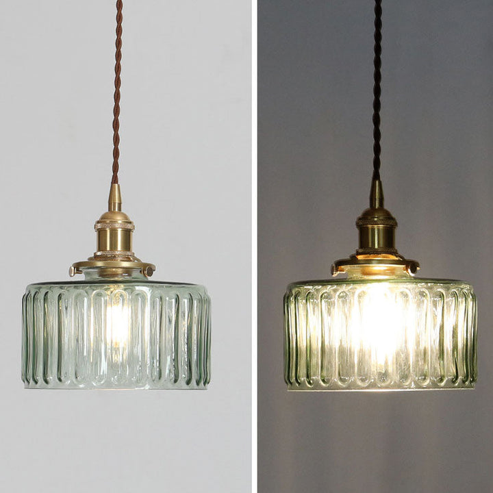 Mosiężna lampa wisząca retro E27, teksturowany szklany klosz. Oświetlenie vintage do każdej przestrzeni.