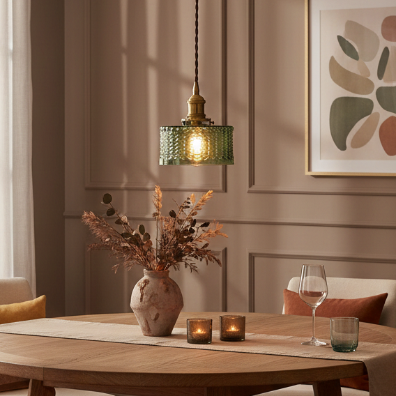 Designerska lampa retro wisząca, szklany klosz teksturowany i mosiężne wykończenie. Stylowe oświetlenie sypialni.
