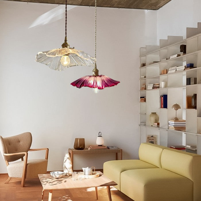 Nowoczesne oświetlenie: lampa wisząca szklana z kloszem lotosu, designerska do salonu.