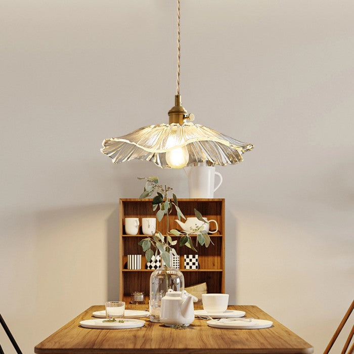Elegancka lampa wisząca z motywem lotosu, szklany klosz, nowoczesne oświetlenie salonu.