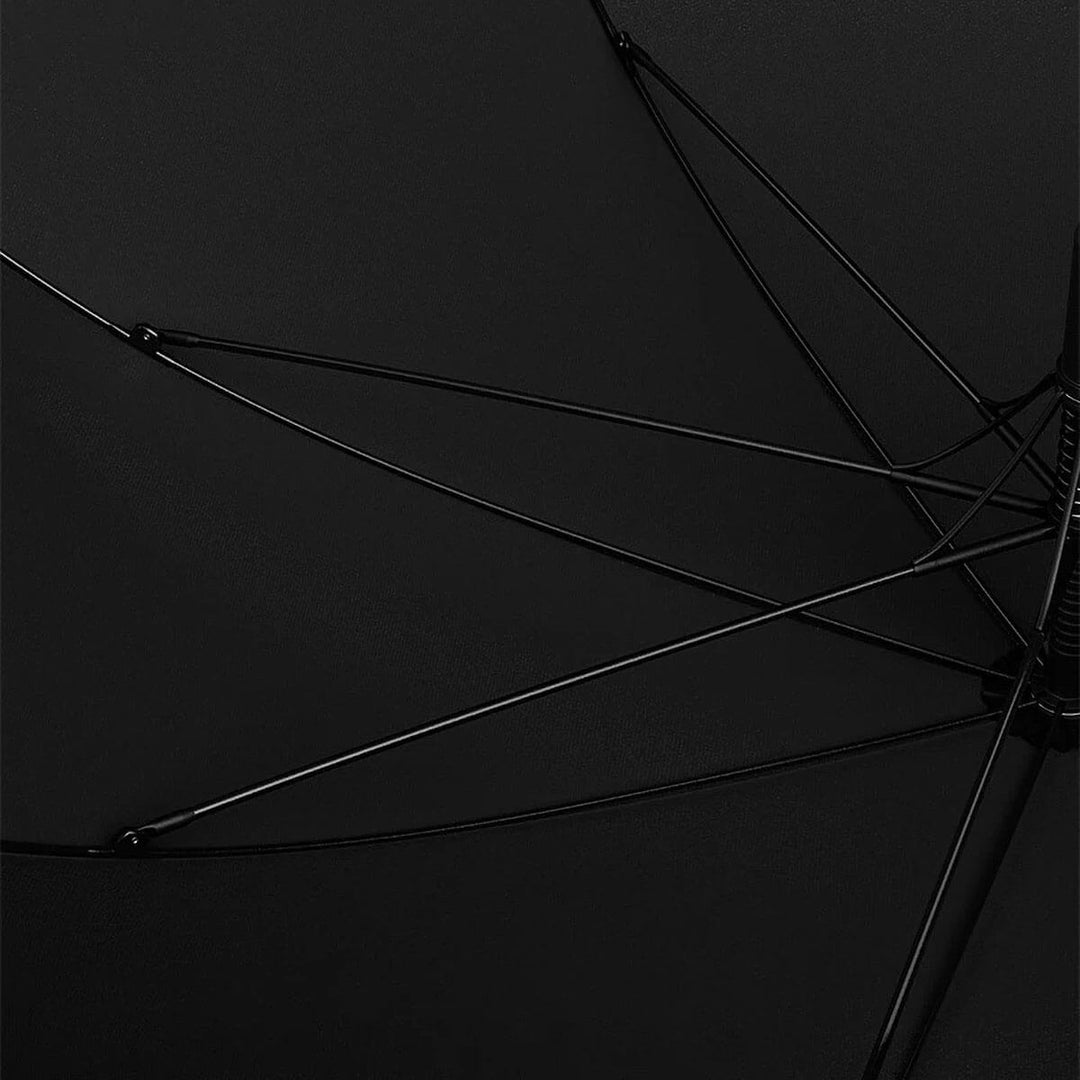 Parasol męski elegancki, z drewnianą rączką, idealny na deszcz. Praktyczne akcesorium.