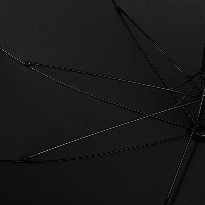 Parasol męski elegancki, z drewnianą rączką, idealny na deszcz. Praktyczne akcesorium.