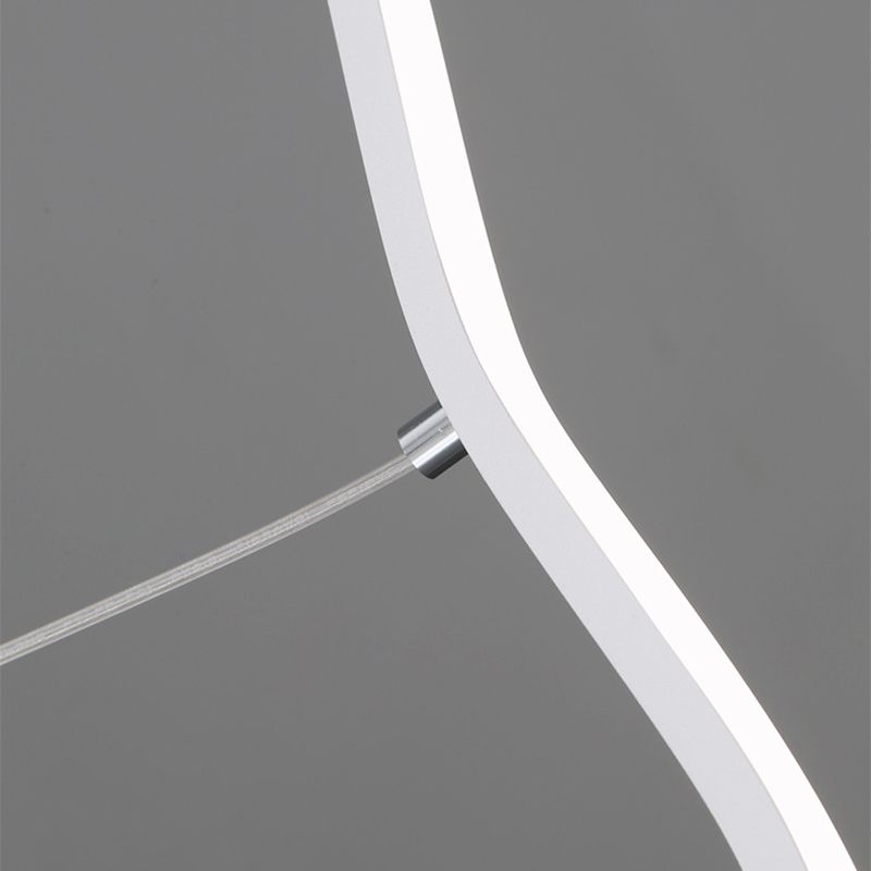 Metalowa lampa wisząca LED WaveGlow, z unikalnym designem fali, do nowoczesnego salonu.