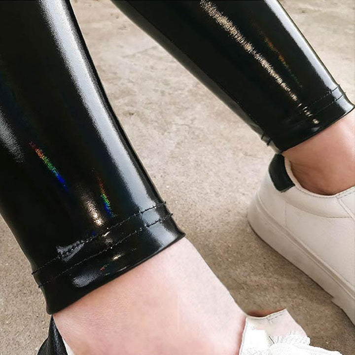 Legginsy damskie woskowane z hologramem, wysoki stan, czarne. Modelka prezentuje dopasowany krój.