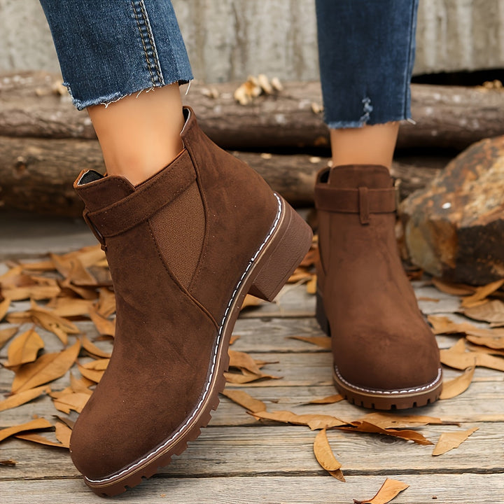 Damskie botki Chelsea z klamrą, idealne do codziennych stylizacji. Casualowe, modne obuwie na jesień.