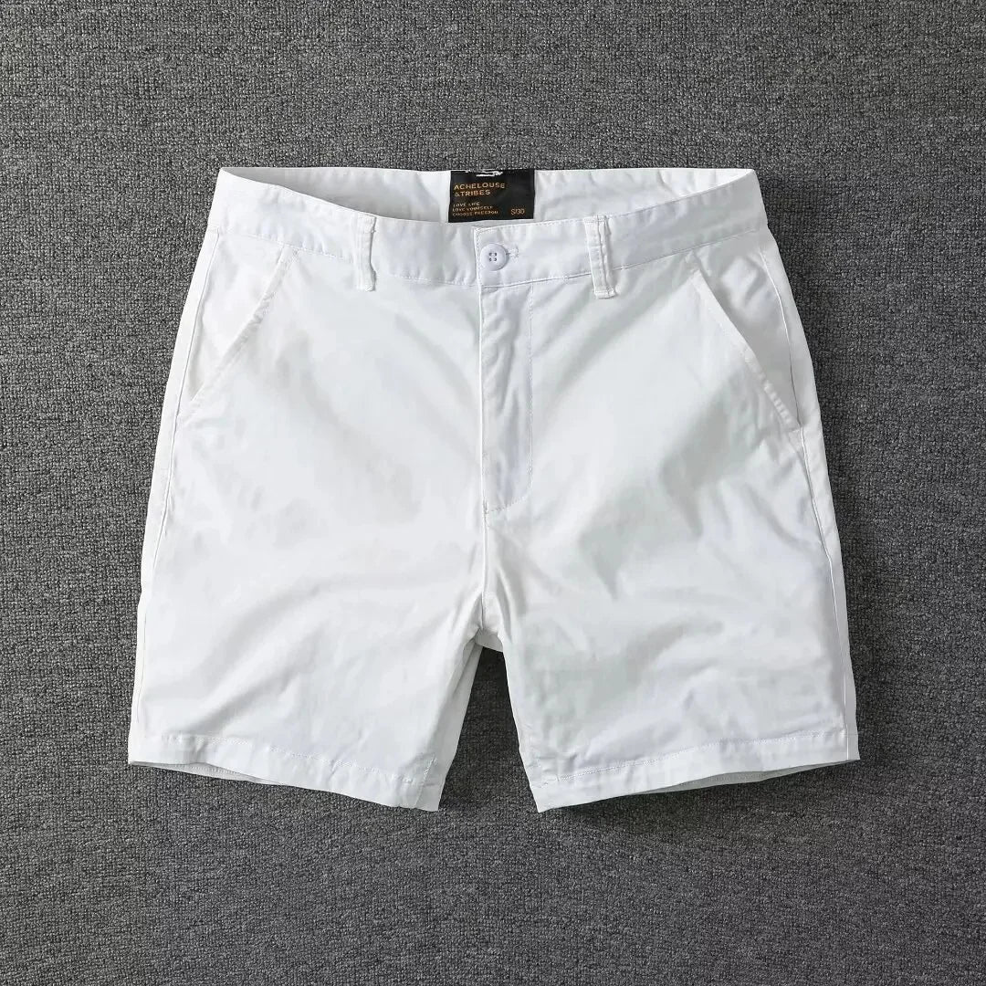 Uniwersalne szorty męskie chinosy, casualowy look. Krótkie spodenki slim fit, komfortowa odzież męska.
