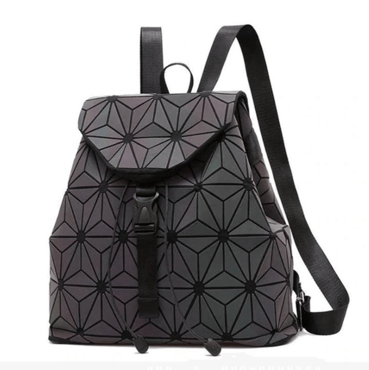 Stylowy plecak geometryczny dla kobiet, luminescencyjny efekt w półmroku, zmieniający kolor.