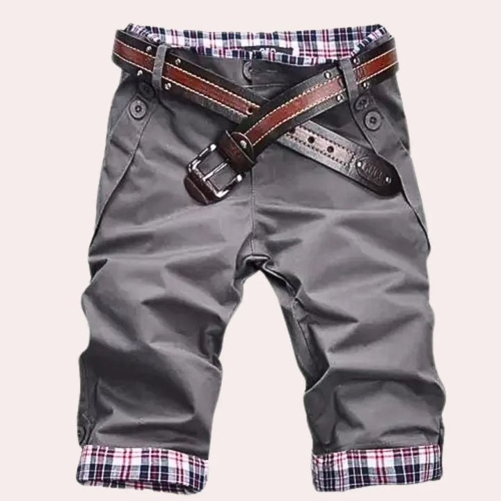 Męskie szorty chino na lato, lekkie i oddychające, idealne do casualowych stylizacji.