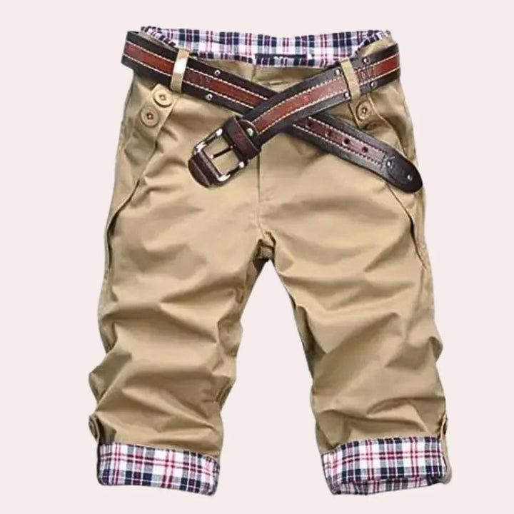 Stylowe męskie szorty chino z oddychającego materiału, idealne na casual i wakacje.