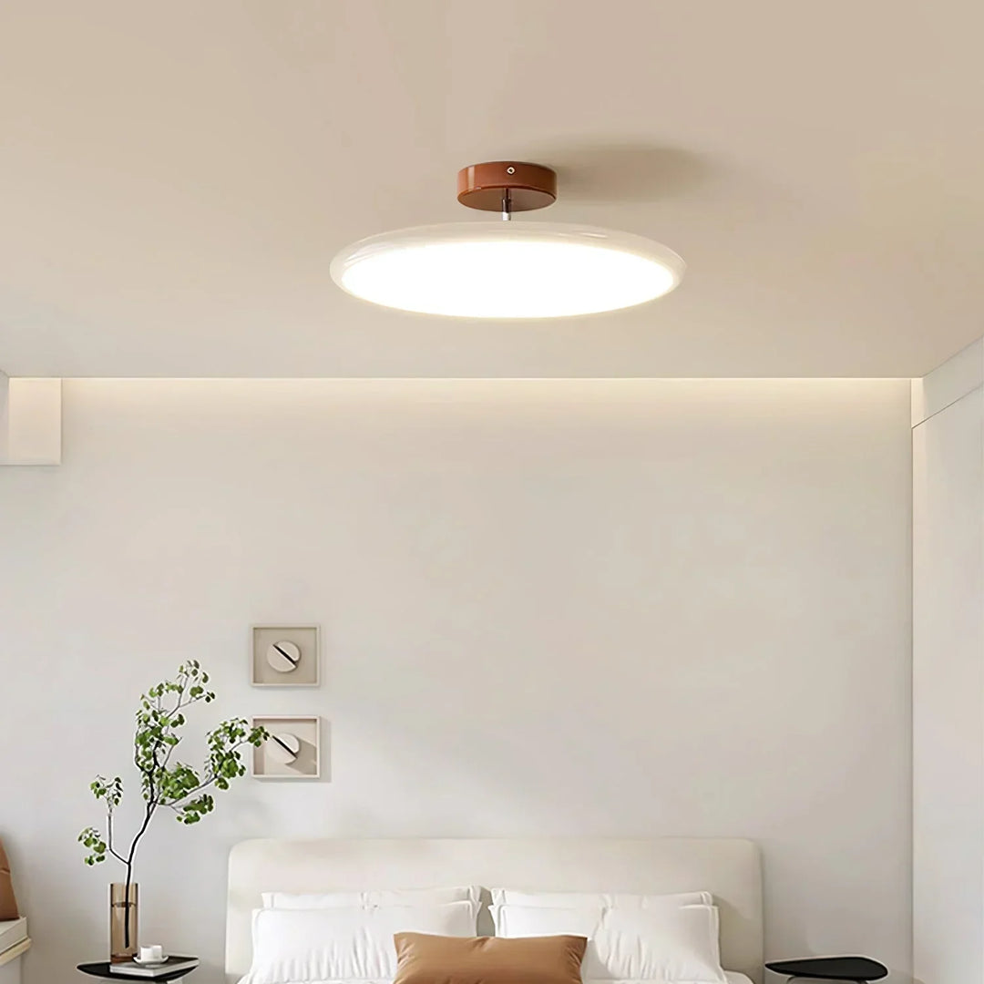 Zielona lampa sufitowa LED obrotowa, design do nowoczesnego salonu.