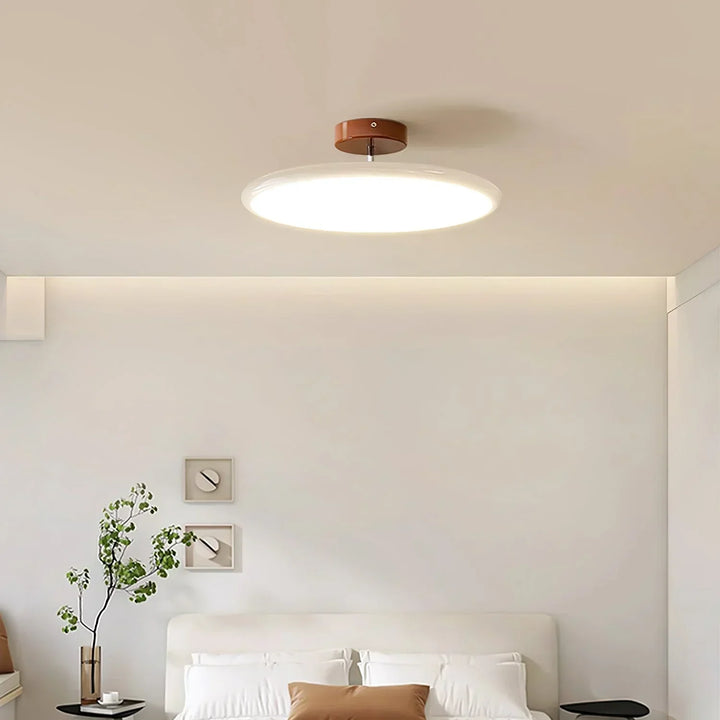 Zielona lampa sufitowa LED obrotowa, design do nowoczesnego salonu.