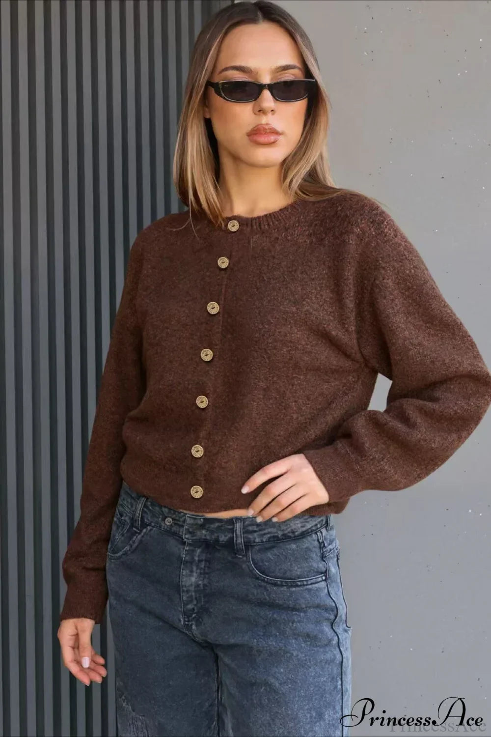 Stylowy dzianinowy kardigan oversize dla kobiet, brązowy, z guzikami. Wygodny casualowy sweter na co dzień.