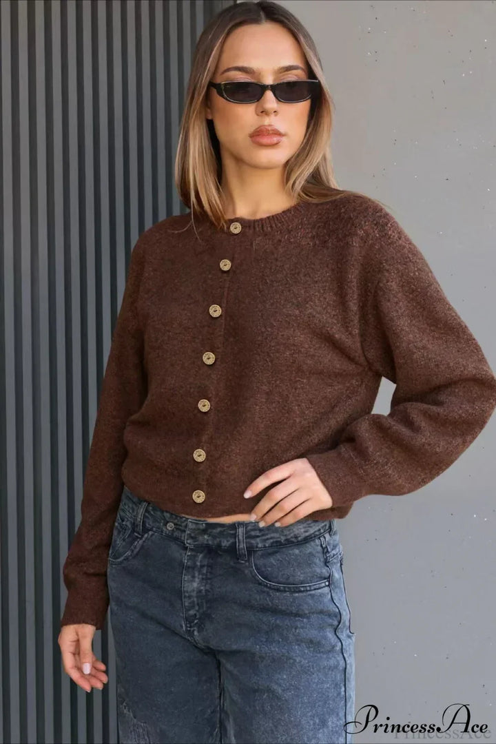 Stylowy dzianinowy kardigan oversize dla kobiet, brązowy, z guzikami. Wygodny casualowy sweter na co dzień.
