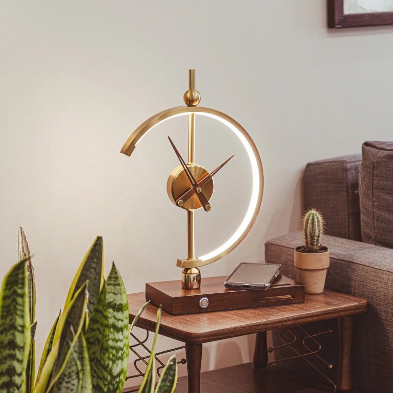 Elegancka lampa biurkowa KyotoGlow z budzikiem, ładowarką Qi. Połączenie drewna, metalu i technologii LED.