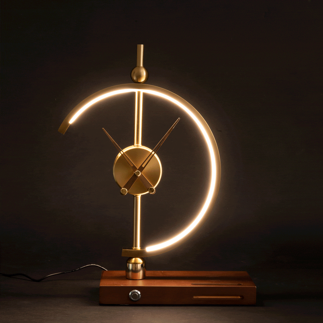 Lampa KyotoGlow z drewnianą podstawą, metalowym wykończeniem. Budzik, LED i ładowanie Qi. Funkcjonalna.