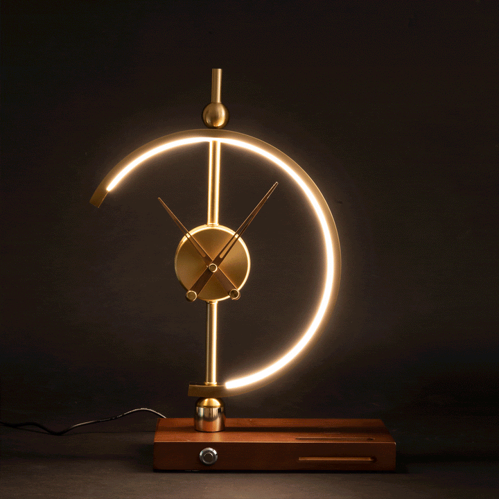 Lampa KyotoGlow z drewnianą podstawą, metalowym wykończeniem. Budzik, LED i ładowanie Qi. Funkcjonalna.