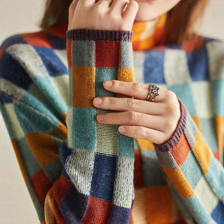 Elegancki damski sweter kaszmirowy z golfem Aurora. Miękki, ciepły i zrównoważony, idealny na jesień i zimę.