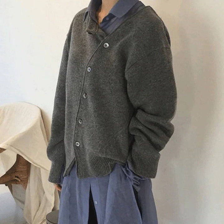 Kardigan damski Aurora. Stylowy sweter z unikalnymi detalami guzików, podkreślający elegancję outfitu.