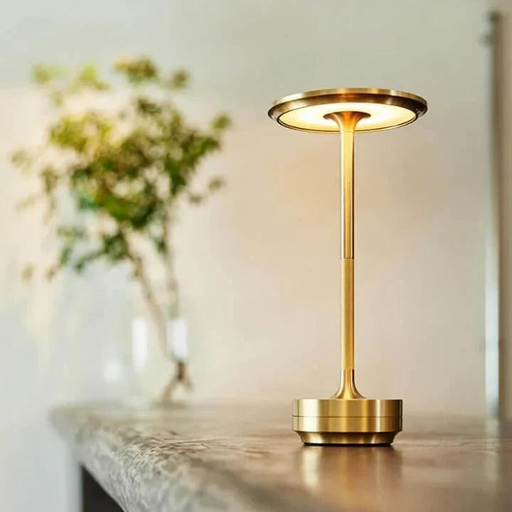 Lampa stołowa z bezprzewodowym ładowaniem, nowoczesny design.