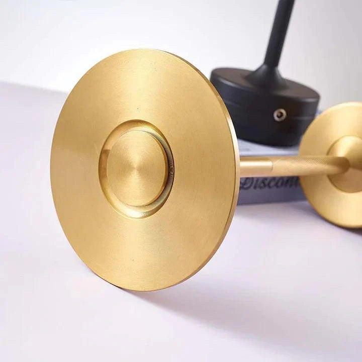 Stylowa lampa stołowa z funkcją ładowania w sypialni, ciepłe oświetlenie i design.
