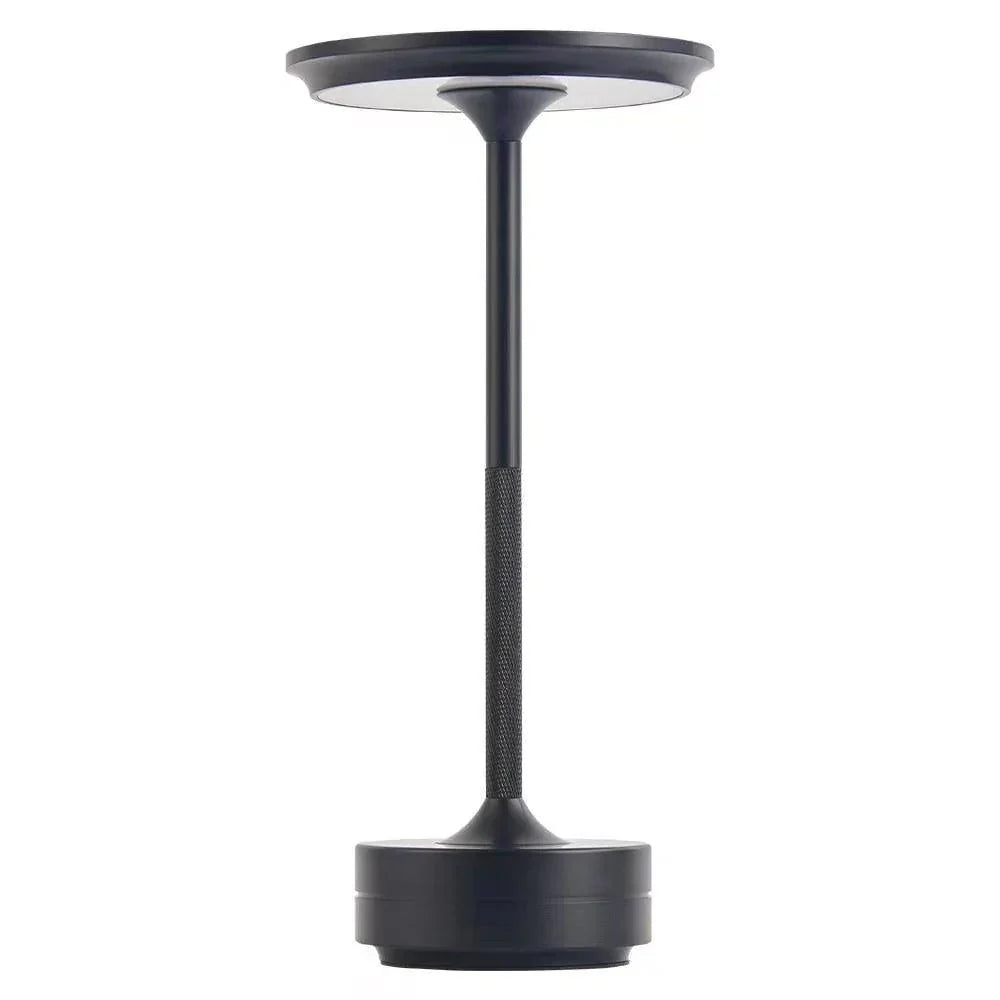 Elegancka lampa stołowa z aluminium, z wbudowaną funkcją bezprzewodowego ładowania.