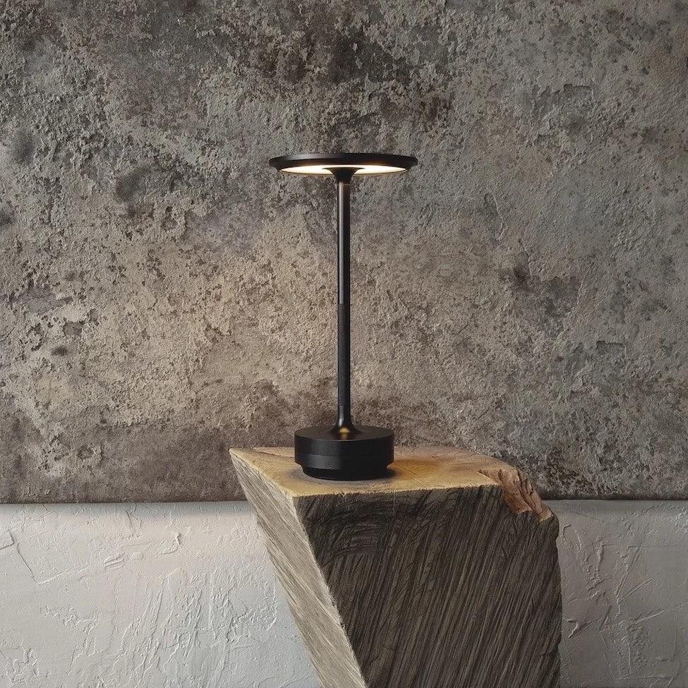 Wielofunkcyjna lampa stołowa: oświetlenie i bezprzewodowe ładowanie, design do każdego domu.