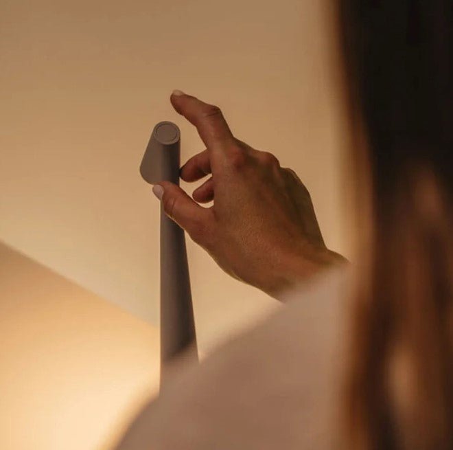 Nowoczesna bezprzewodowa lampa stołowa LED. Minimalistyczne oświetlenie biurka, lampka nocna lub dekoracja domu.
