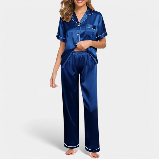 "Luxe damespyjama van zijden satijn, elegant ontwerp met lange mouwen, zijdeachtige glans voor ultiem comfort en stijl."