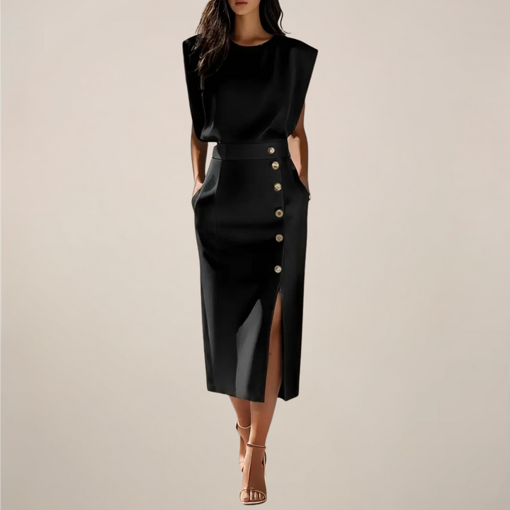 Stylowa sukienka midi bez rękawów na modelce, prezentująca biurową elegancję i modny krój.