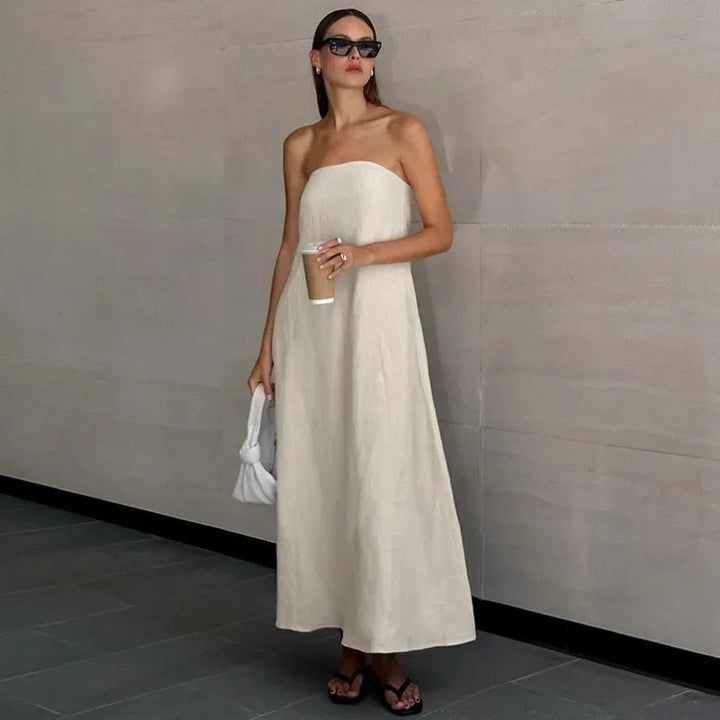 Wygodna sukienka damska maxi bez ramiączek w kolorze khaki. Elegancka i casualowa sukienka letnia, modna dla pań.
