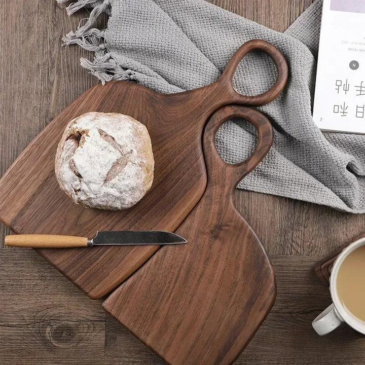 Zbliżenie na słoje i fakturę deski kuchennej z drewna orzechowego. Naturalne piękno i trwałość do kuchni.