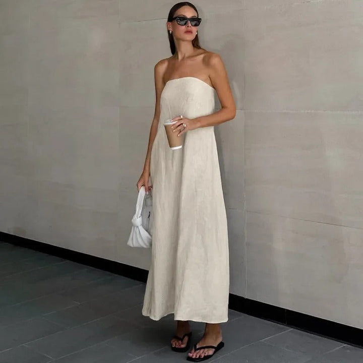 Długa sukienka damska maxi khaki, bez ramiączek, z dekoltem bandeau. Komfortowa, modna sukienka letnia dla kobiet.