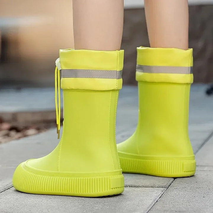 Stylowe damskie gumowe buty do deszczu. Wodoszczelne, lekkie i antypoślizgowe slip-ony idealne na jesień.