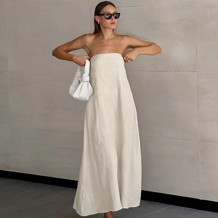 Damska sukienka maxi bez ramiączek, elegancka i wygodna w kolorze khaki. Idealna letnia moda dla kobiet.