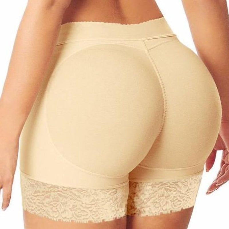 Beżowe i czarne majtki push-up z koronkowymi detalami, modelujące biodra i podkreślające pośladki.