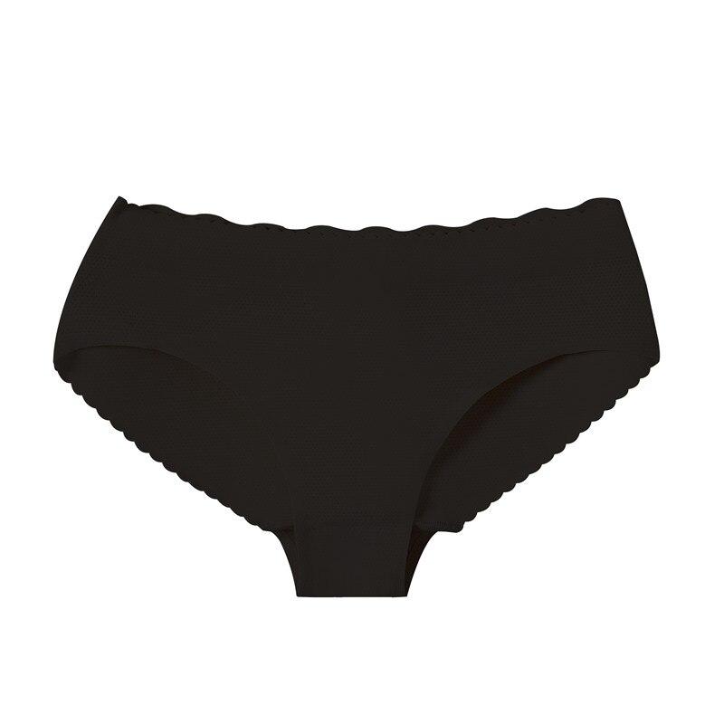Detale: falowane wykończenie na czarnych majtkach push-up. Elegancka, seksowna bielizna modelująca damska.