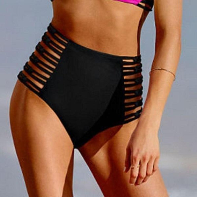 Czarne damskie majtki bikini z wysokim stanem i eleganckimi paskami. Idealne na plażę lub basen, modne i wygodne.