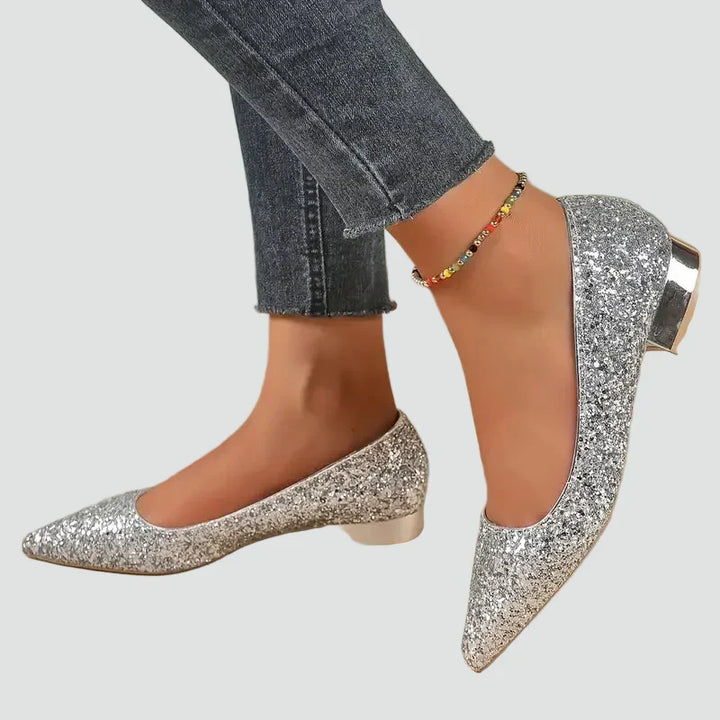 Złote brokatowe czółenka damskie na niskim obcasie. Eleganckie, błyszczące buty na wieczór i specjalne okazje.