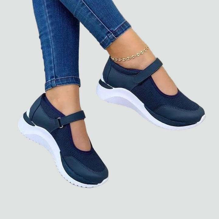 Stylowe damskie sneakersy na rzep do codziennych stylizacji. Lekkie sportowe obuwie w odcieniach niebieskiego.